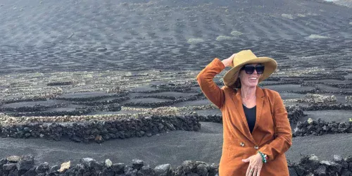 Aos 53, ela trocou a aposentadoria por viagens e agora enfrenta uma verdade chocante sobre o futuro