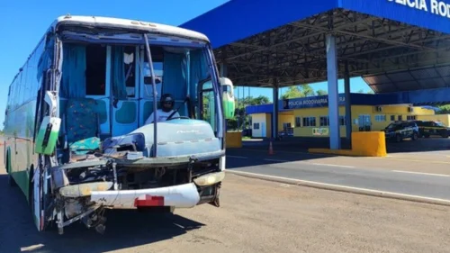 Motorista é detido ao dirigir ônibus batido e sem para-brisa na BR-158