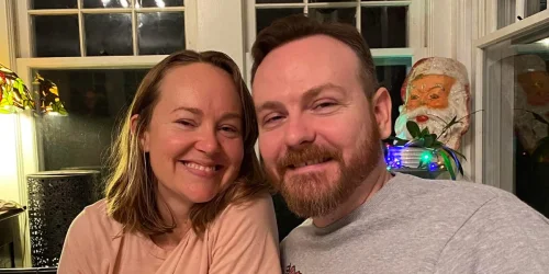 Mulher que não poupa para aposentadoria e marado poupador encontram equilíbrio financeiro