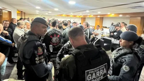 Torcedores invadem sede do Corinthians em protesto contra retorno de Augusto Melo