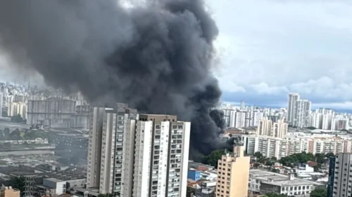 Incêndio atinge fábrica de flores artificiais na Mooca, em São Paulo