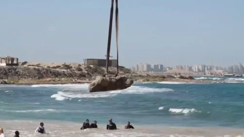 Arqueólogos descobrem vestígios do Farol de Alexandria em escavação subaquática