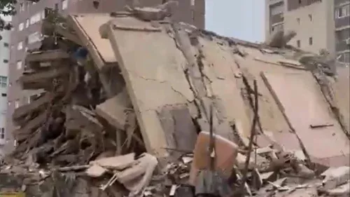 Terremotos de magnitude 7,2 e 7,5 devastam oeste de Caracas; há mortos