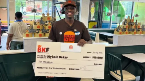 Burger King premia funcionário que trabalhou após formatura com bolsa de R$ 54 mil