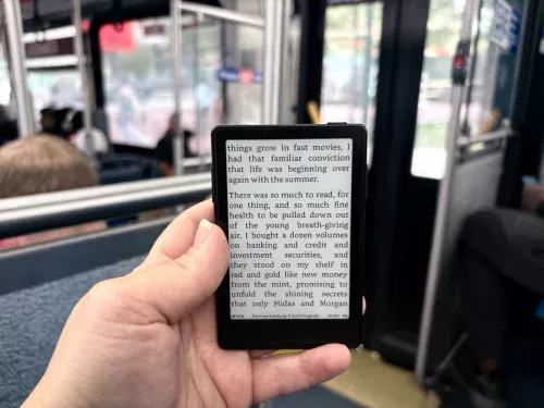 O pequeno leitor magnético que promete acabar com o doomscrolling no seu iPhone