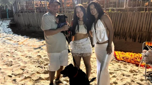 Família leva cães adotados para réveillon na Barra e defende adoção responsável