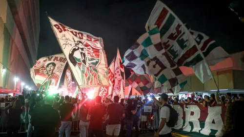 Torcida do Fluminense faz tradicional AeroFlu para receber time após Mundial