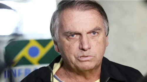 Defesa de Bolsonaro pede ao STF autorização para cirurgias e prisão domiciliar