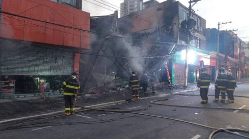 Incêndio destrói telhados de prédios comerciais em São Bernardo do Campo