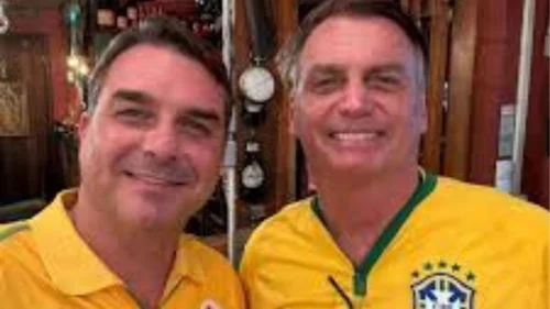 Flávio Bolsonaro anuncia pré-candidatura à Presidência e coloca libertação do pai como moeda de troca