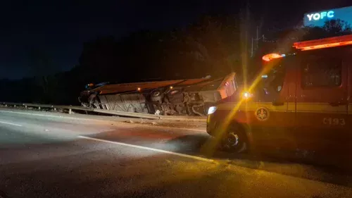 Ônibus tomba na BR-381 em Minas Gerais; motorista é encaminhado ao hospital