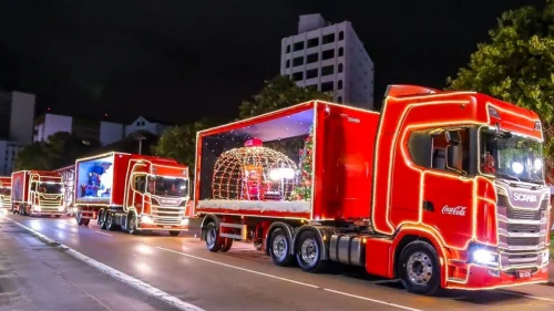 Coca-Cola lança megacampanha de Natal com árvores monumentais e caravanas