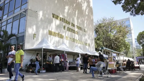 Brasil cria 85,8 mil vagas de trabalho em novembro, mas setores perdem empregos