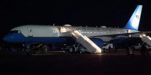 Problema elétrico atrasa discurso de Trump em Davos e força troca de avião presidencial