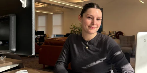 Geração Z usa IA no trabalho com frequência, mas teme por empregos iniciais