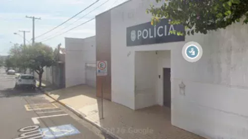 Horas após sair da delegacia, filho joga gasolina na mãe e ameaça pai com foice em SP