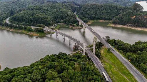 Rodovia Régis Bittencourt é interditada por alagamento após chuva intensa