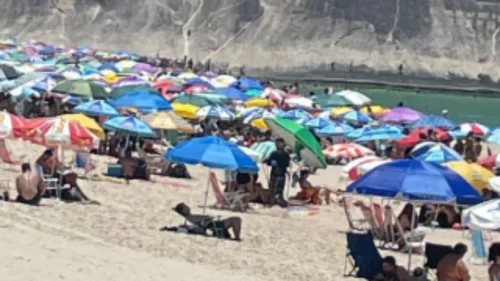 Homem quebra caixa de som após pedir para grupo baixar volume de funk em praia