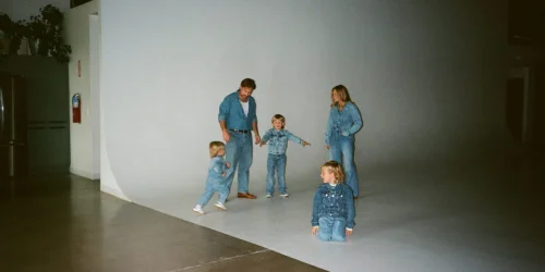 Mãe millennial resgata tecnologia analógica dos anos 90 para criar filhos