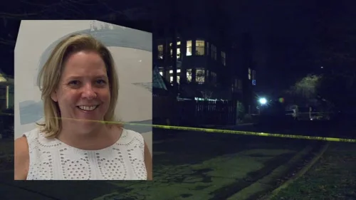 Suspeito de matar professora nos EUA comparece a tribunal após crime durante ligação para emergência