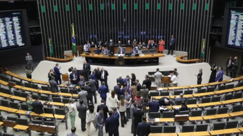 Base de Lula mobiliza redes contra Congresso após derrubada de aumento do IOF