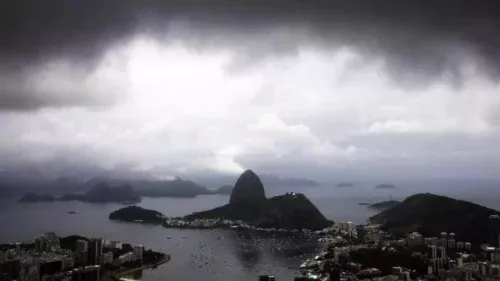 Chuvas intensas causam alagamentos e quedas de árvores na Zona Oeste do Rio
