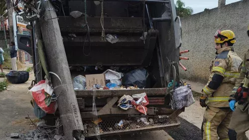 Gari perde a perna após ficar prensado entre caminhão de lixo e poste em Minas Gerais