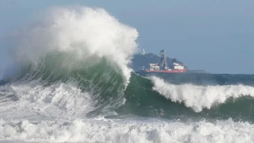 Ressaca com ondas de até 2,5 m alerta banhistas no Réveillon do Rio
