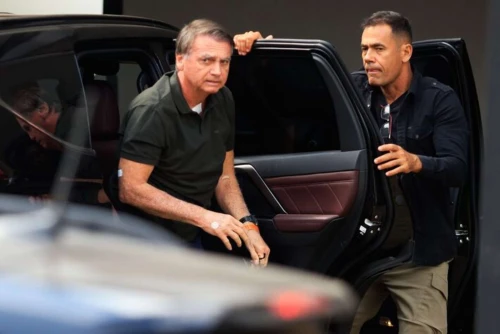 Carlos Bolsonaro critica vigilância e anuncia possível novo procedimento para pai