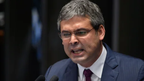 PT pede à PGR investigação de Bolsonaro por suposta interferência em depoimento de Mourão
