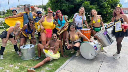 Carnaval não oficial toma Centro do Rio com blocos e criatividade apesar da chuva