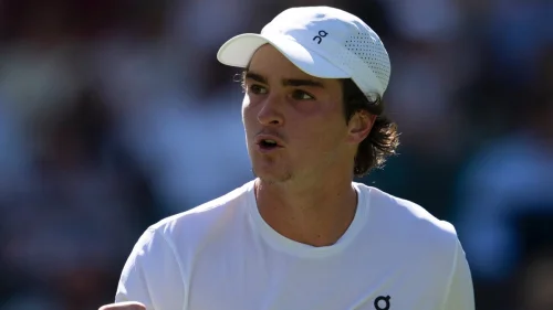 João Fonseca avança à 3ª rodada de Wimbledon e quebra tabu de 15 anos