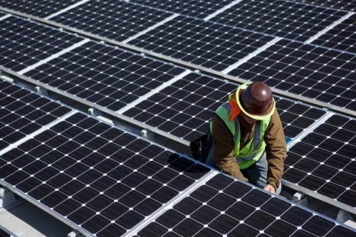 Energia solar vai dominar o planeta até 2035, mas data centers de IA podem salvar carvão e gás