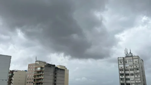 Frente fria avança pelo Brasil com previsão de até 200 mm de chuva em alguns estados