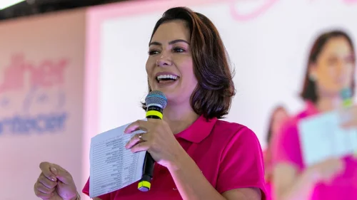 Michelle Bolsonaro faz pronunciamento de Natal em horário coincidente com mensagem de Lula