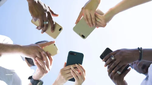 MEC fará pesquisa nacional para avaliar impacto da lei que restringe celulares nas escolas