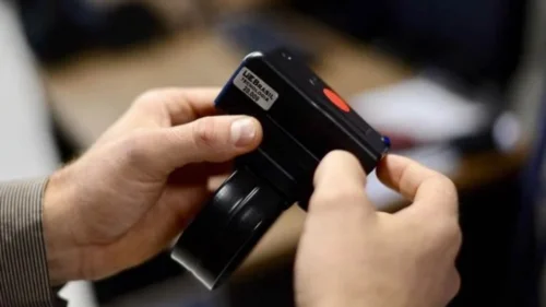 Tornozeleira eletrônica expõe desigualdade no sistema penal brasileiro