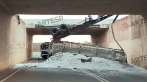 Carreta tomba e fica pendurada em viaduto da Anhanguera após acidente em SP