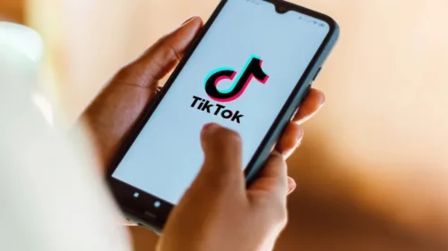 Pai mata filha de 16 anos no Paquistão por recusa em deletar conta no TikTok