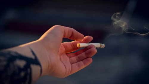 Governo estuda aumentar impostos sobre cigarros e bebidas alcoólicas após pressão do CNS