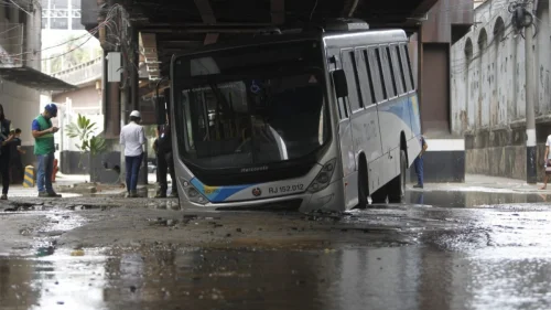 Ônibus cai em cratera após rompimento de tubulação no Rio