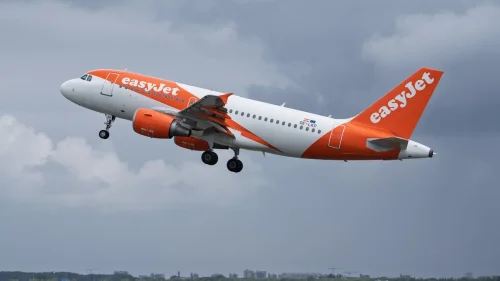 Família tenta embarcar idosa morta em voo da easyJet na Espanha