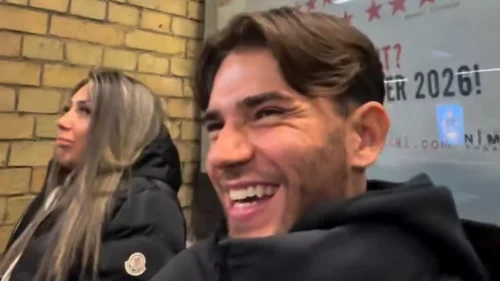 Jovem reencontra pai após 20 anos e conhece irmãos em Londres