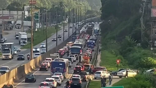 Acidente entre carro e caminhão deixa quatro mortos na Régis Bittencourt, em SP