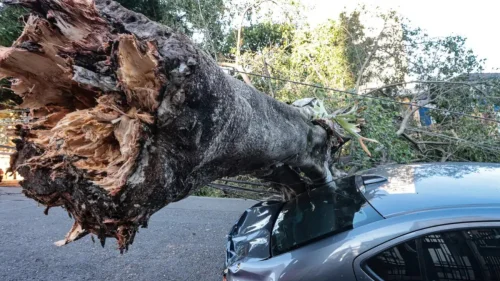 Temporais em SP causam duas mortes por deslizamento e desabamento