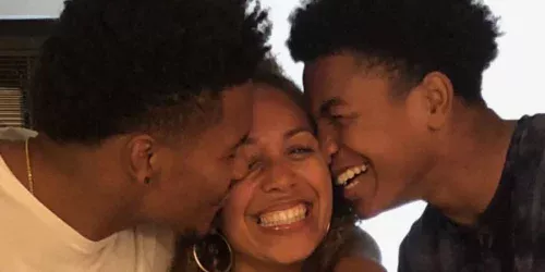 Mãe de atletas da NFL cria rede de apoio após desafios financeiros inesperados