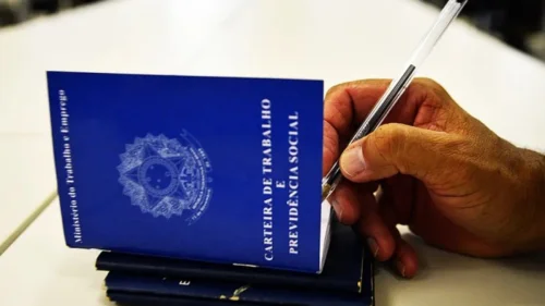 Brasil registra menor taxa de desemprego da série histórica em 2025, aponta IBGE