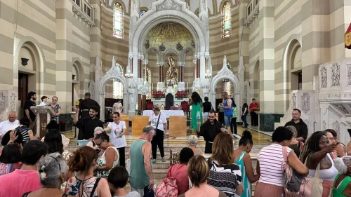 Benção dos Capuchinhos atrai centenas de fiéis no Rio em primeira sexta-feira do ano