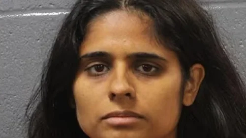 Pediatra é presa por sufocar filha de 4 anos e simular afogamento em Miami