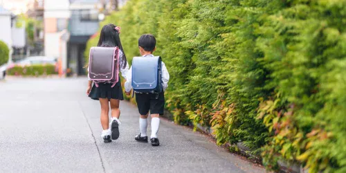 O método japonês que ensina independência aos 6 anos (e o que ele revela sobre pais superprotetores)
